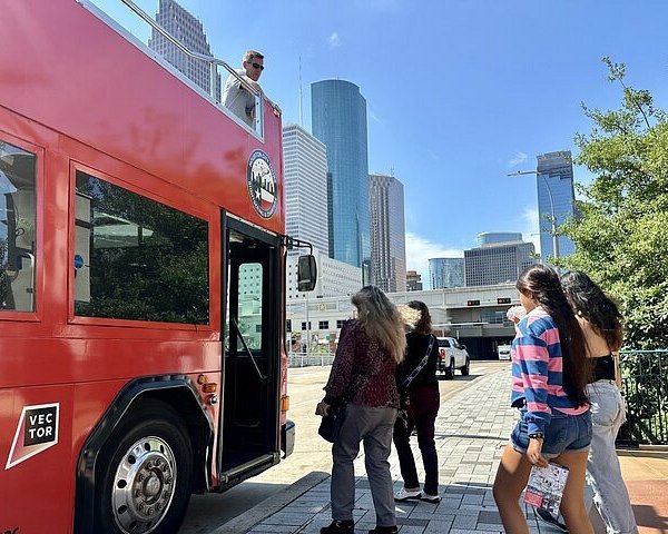 Hotel near Vintage Park Attractions - Red tour bus boarding